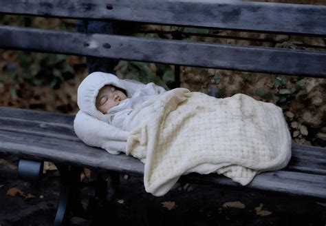 Egy serdülő fiú, aki elhagyatottan ül egy padon, a háttérben homályos városképpel