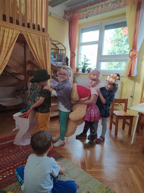 gyermekek vidám csoportos mondókázása