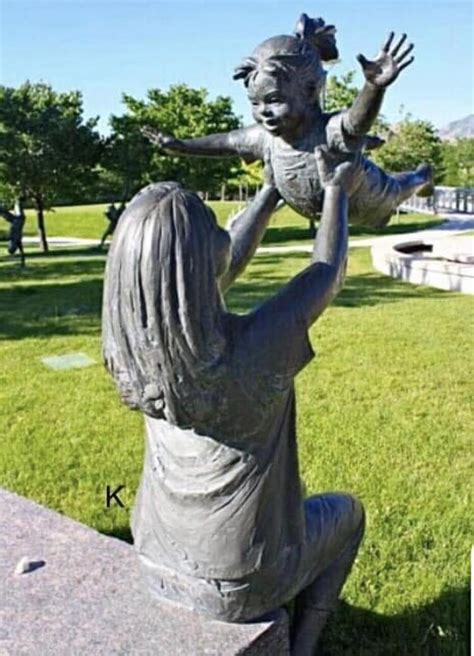 Szülő gyermekével a parkban