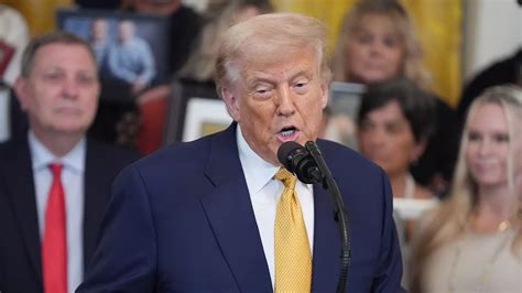 Donald Trump egy kampánygyűlésen beszél