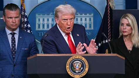 Donald Trump egy sajtótájékoztatón az abortuszról beszél