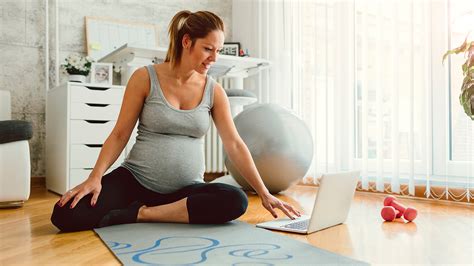 Kismama tornázik fitneszlabdán