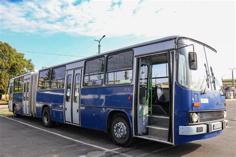 Ikarus 55 autóbusz és babakocsik együttes fotója