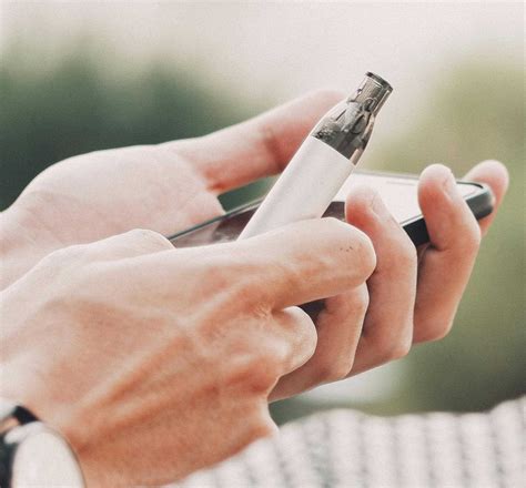 terhes nő e-cigarettát használ