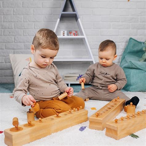 Gyermekek játszanak Montessori toronyépítővel és piramissal
