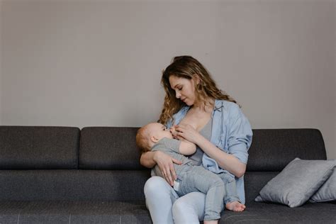 Babás szülő, aki pihenőszékben ringatja a babáját