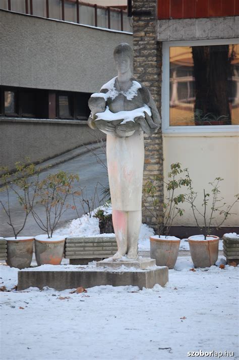 bölcsődei gondozónő gyermekkel
