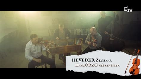 A Heveder zenekar fellépés közben