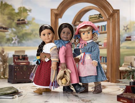 Kirsten, Addy és Josefina babák eredeti ruháikban