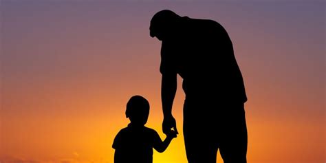 Apa és fia beszélgetnek, támogatva egymást