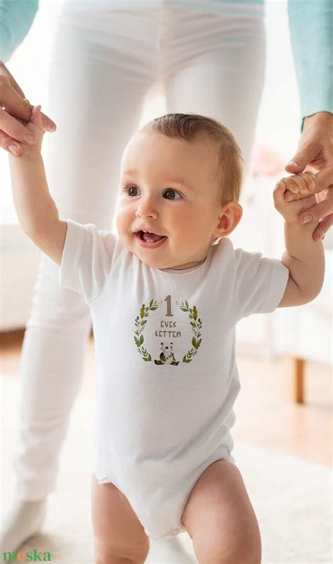 Baba egy kiságyforgót figyel