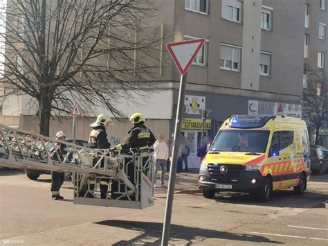 Gyermek, aki L.O.L. Surprise babát csomagol ki, meglepetéssel az arcán