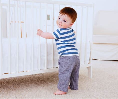 Baba áll kapaszkodva