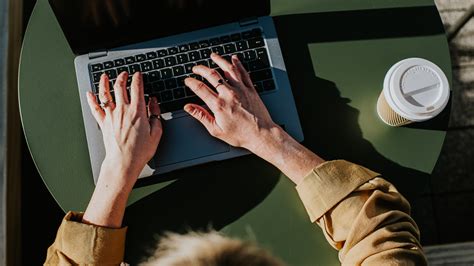 laptop használata munka közben