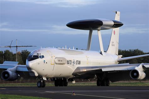 Boeing E-3A Sentry AWACS repülőgép a forgó radardommal