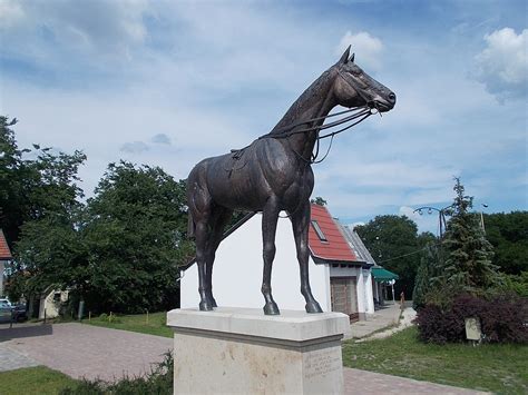Kincsem szobor Gödön
