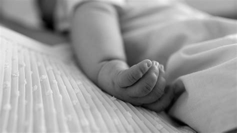 Röntgenkép egy csecsemő kezéről, megmutatva a porcos területeket