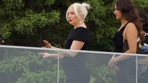 Lady Gaga egy testhezálló fekete miniruhában a testvére esküvői próbavacsoráján
