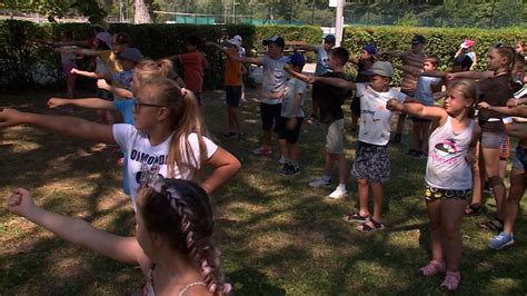 Gyerekek táborozás közben