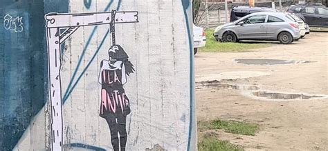Graffiti a „fasza gyerek” felirattal egy városi falon