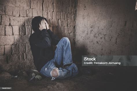 Különböző típusú babakocsikat és autósüléseket bemutató képek kollázsa