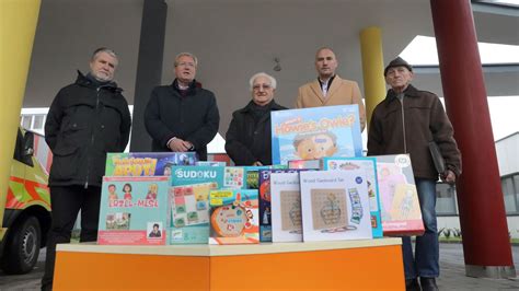 Játékokat és fejlesztő eszközöket bemutató illusztráció