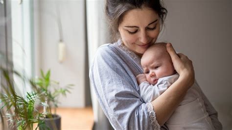 anyai ölelés koraszülött babával