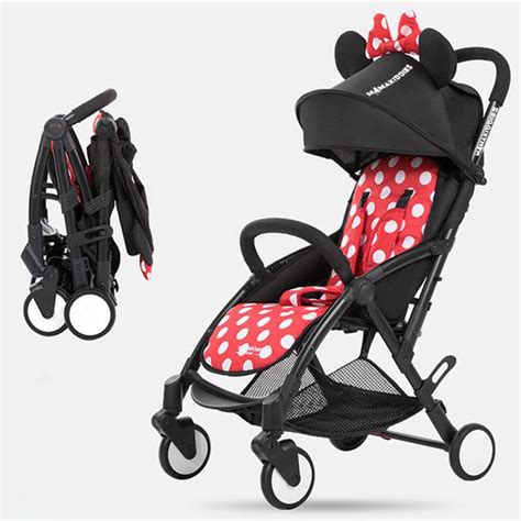 A MamaKiddies Go-Go Mickey sport babakocsi részletes nézete, kihangsúlyozva a tágas ülőfelületet és az összecsukott állapotot