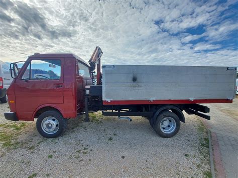 Darus kisteherautó működés közben