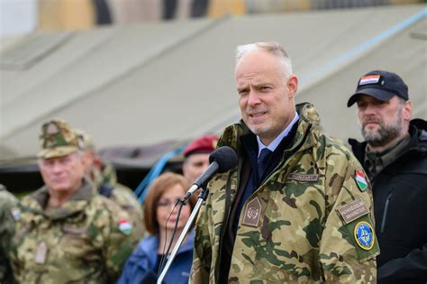 A honvédelmi miniszter beszédet mond az év értékelő értekezleten