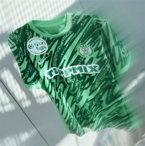 Paksi családtagok arcképei