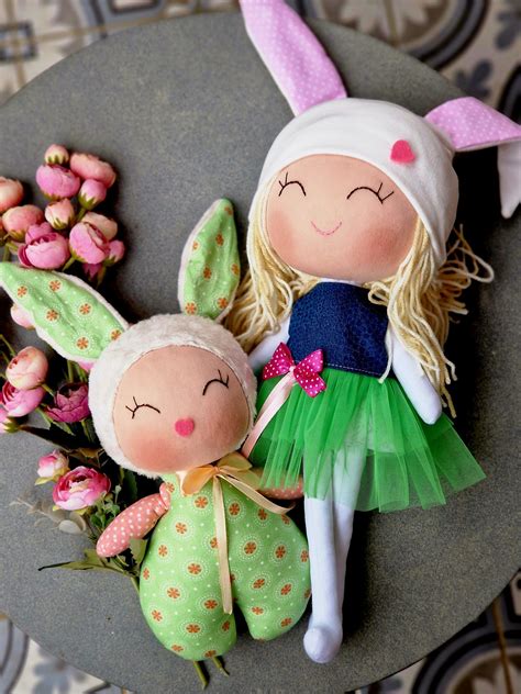 Különböző típusú kézműves babák