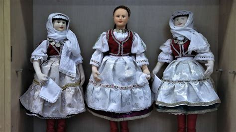 Népviseletes babák gyűjteménye