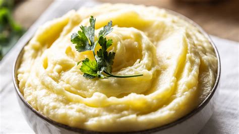 Haggis egy tálon, mellette burgonyapüré és répapüré