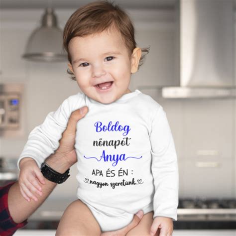 boldog anya és baba egymásra nézve