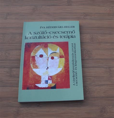 Csecsemő a babakocsiban, a szülő tolja