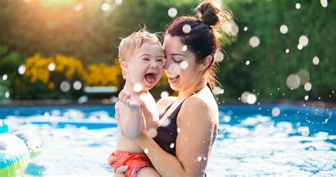 Baba pancsol a medencében