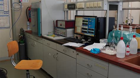 Modern laboratórium, ahol Erlenmeyer-lombikokat használnak