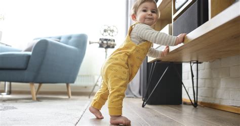 A baba fejlődése: ülés, mászás, állás, járás