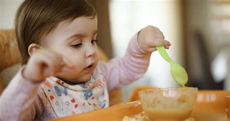 Baba evés közben etetőszékben, megfelelő asztalmagassággal