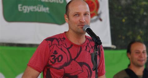 Buda Gábor az Alma Együttes frontembere gyerekekkel