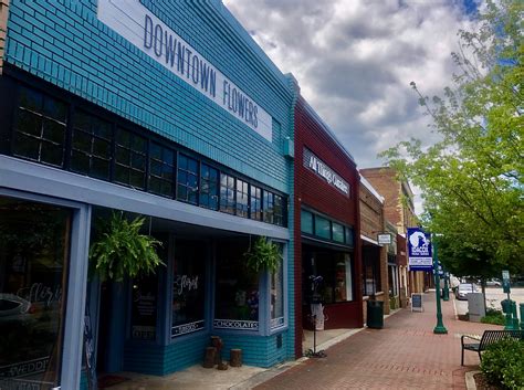 McCaysville, Georgia belvárosa a Toccoa folyóval a háttérben