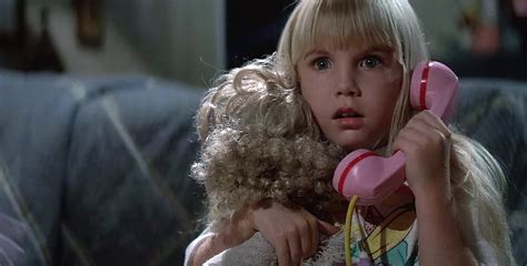 Jelenet a Poltergeist filmből, ahol Carol Anne a tévé előtt ül