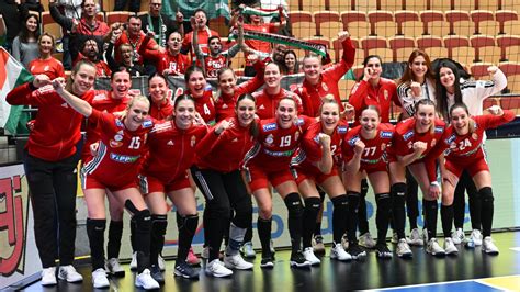 Ferencvárosi női kézilabda csapat trófeákkal