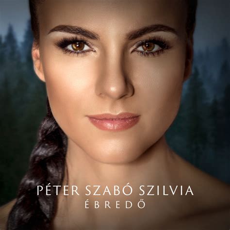 Péter Szabó Szilvia pocakkal a színpadon