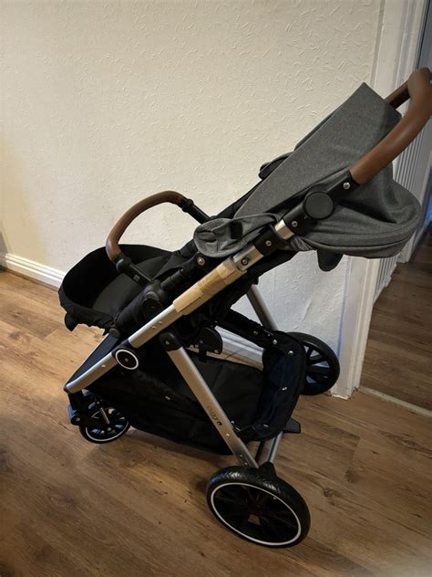 A Cuggl Beech babakocsi ergonómiája és biztonsági funkciói