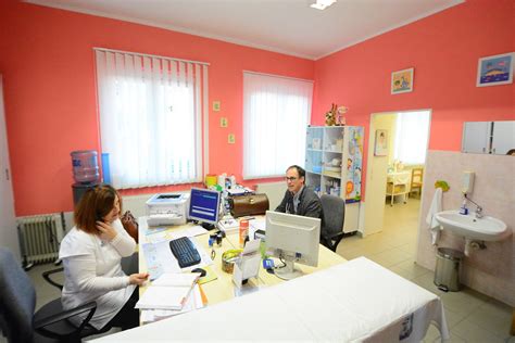 Kisbajomi orvosi rendelő épületének felújítása előtte és utána