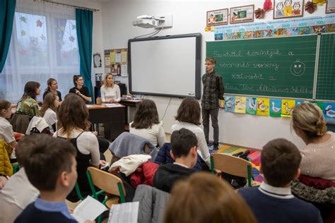 Diákok sportolnak az iskolai sportnapon