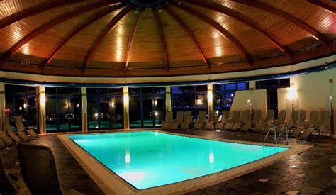 wellness hotel medencével
