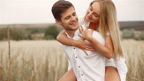 Szerelmes pár orvosi köpenyben